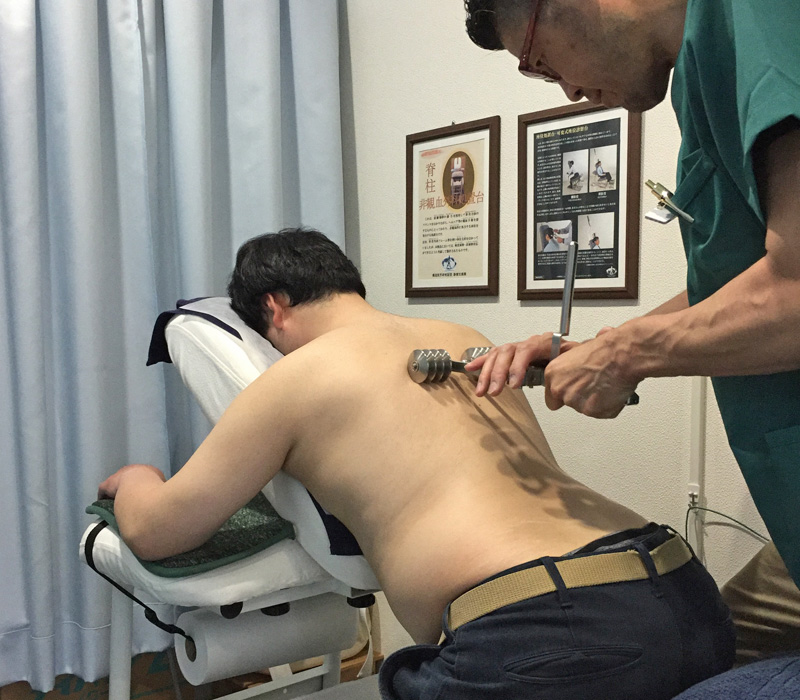 特殊器具による背中から腰の施術
